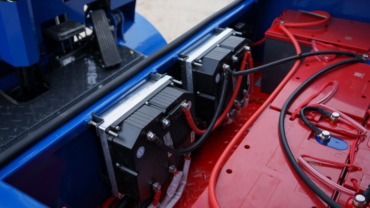 TYPHON VIGOR 3.0 Blue Electric Forklift 3 Ton Lifter