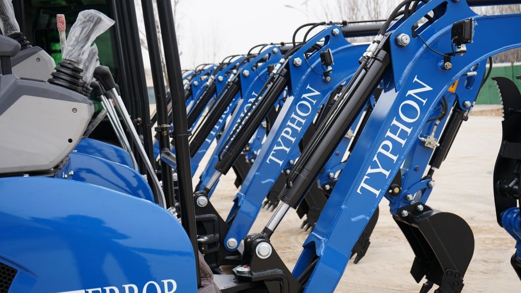 4000 lb TYPHON TERROR XVII Cabin Mini Excavator