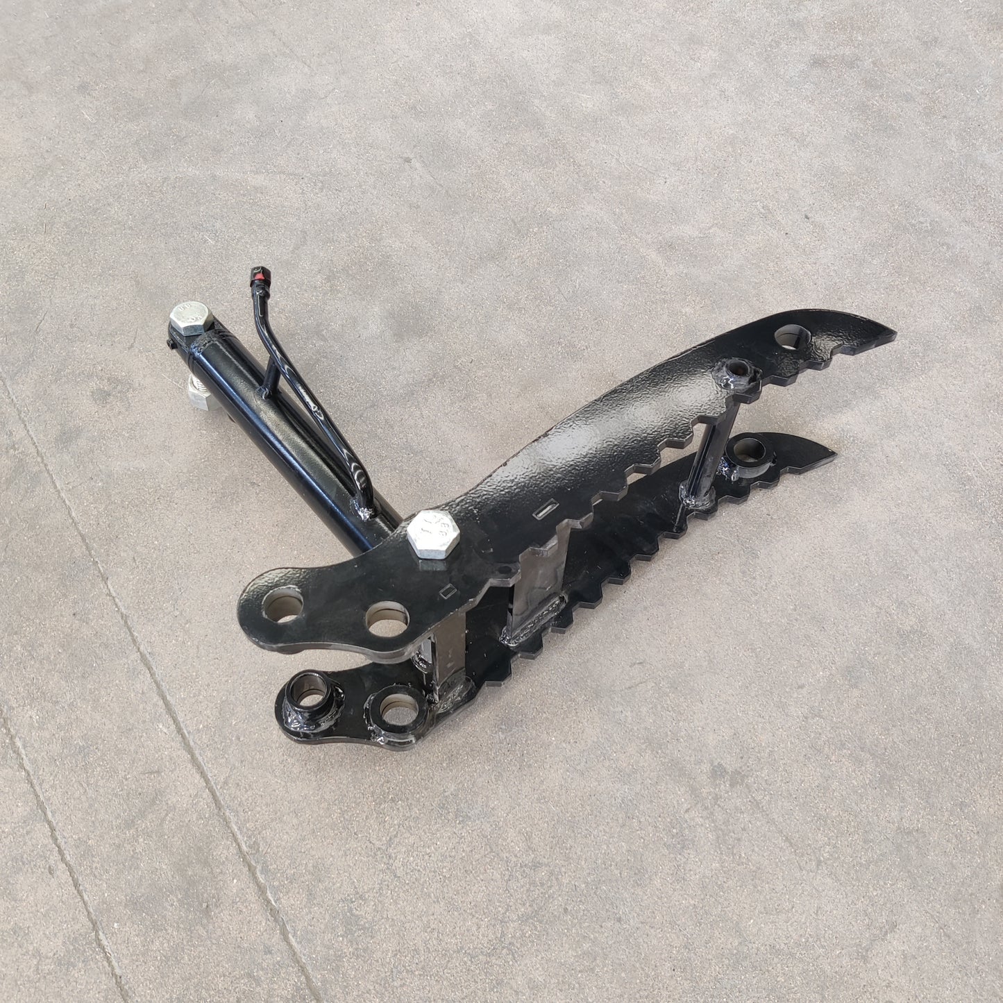 Budget Style Hydraulic Thumb Clip: Attachment for Mini Excavators Digger Track Crawler