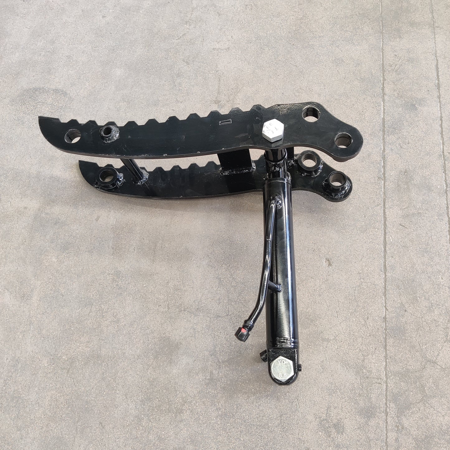 Budget Style Hydraulic Thumb Clip: Attachment for Mini Excavators Digger Track Crawler