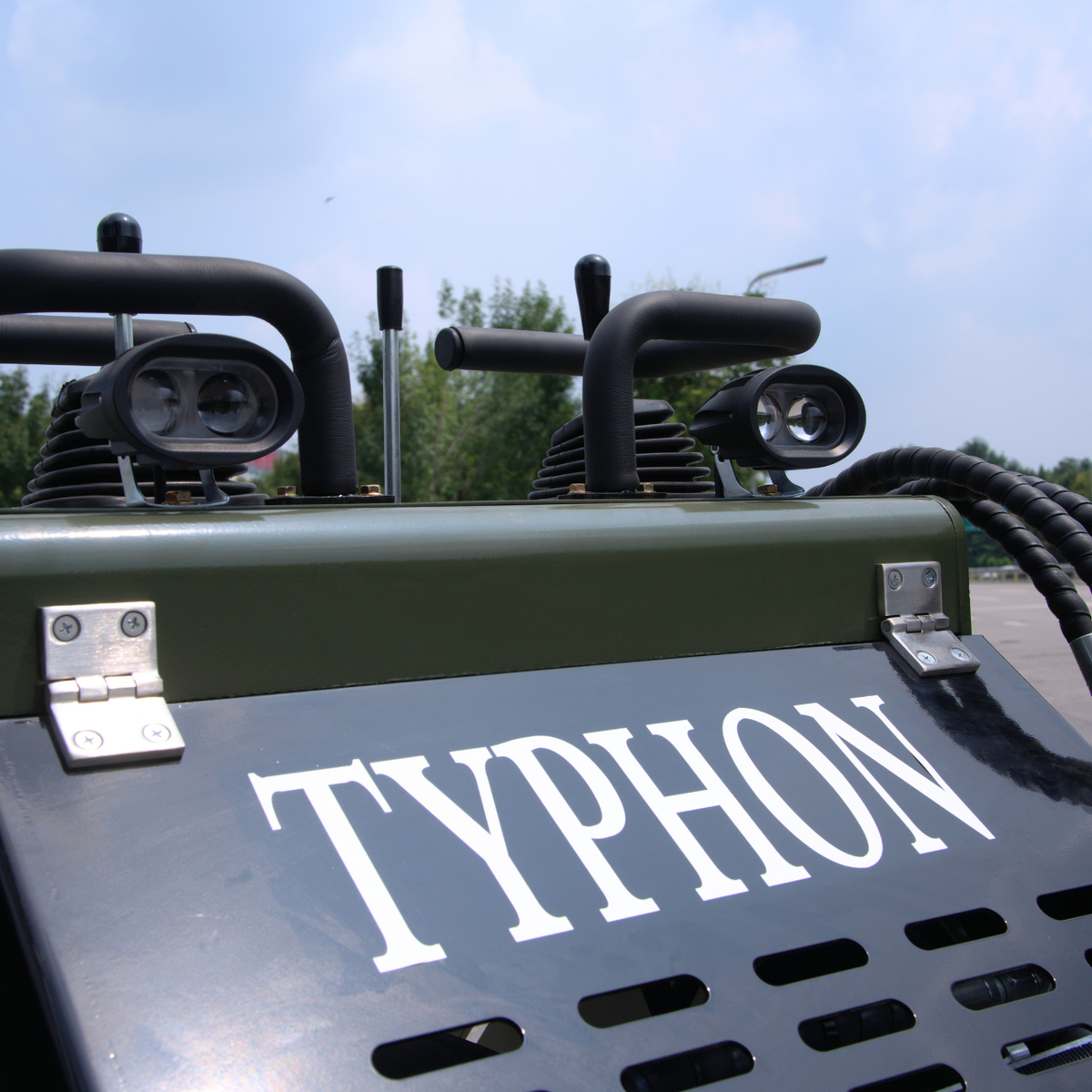 TYPHON STOMP 502 PRO Mini Skid Steer Loader - 22.1 HP Honda GX690, High-Flow Hydraulics, 992 lb Max Lift, Triangle Tracks - New Excavator For Sale