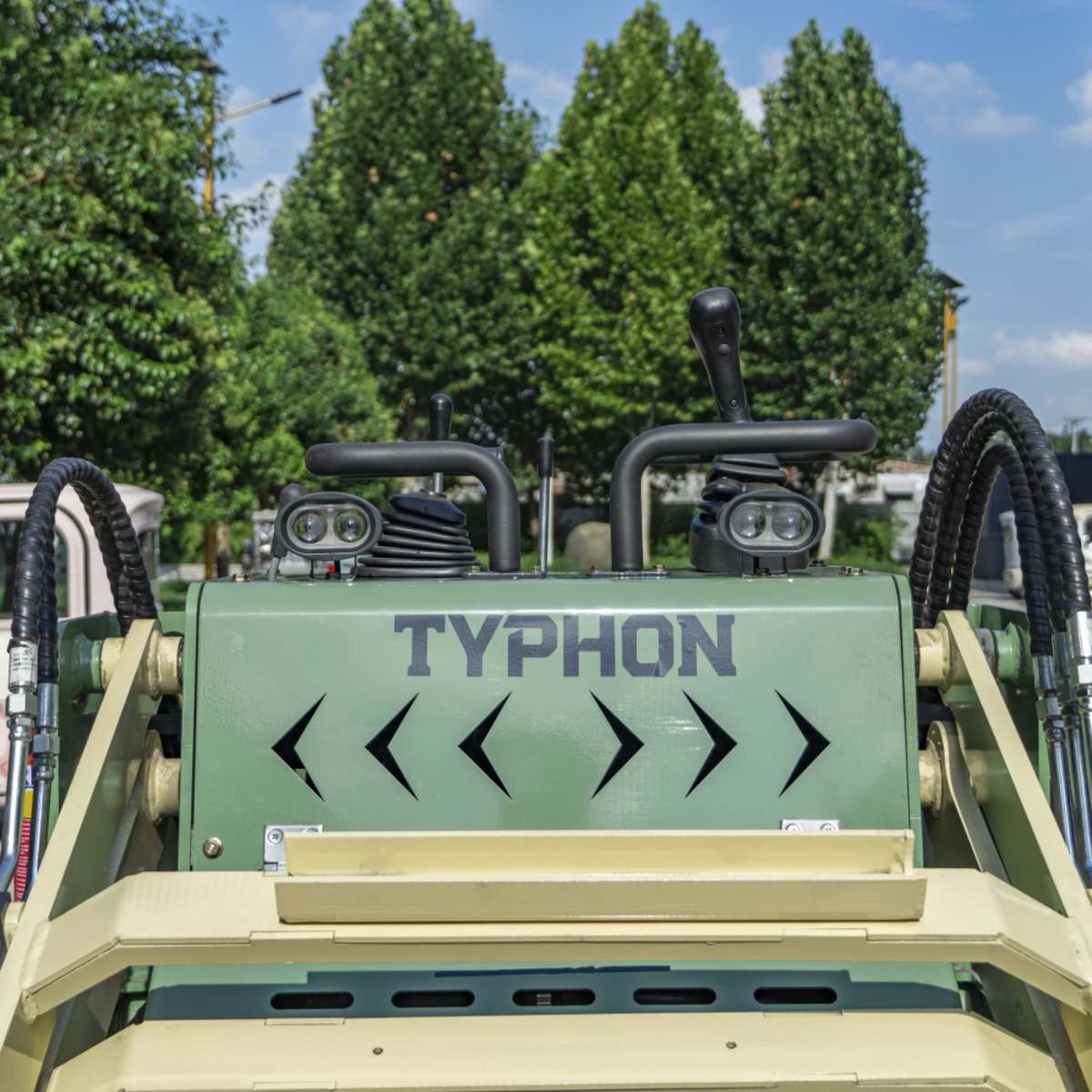 TYPHON STOMP V950 25HP Kubota Diesel Mini Skid Steer Track Loader – Konstructz Series