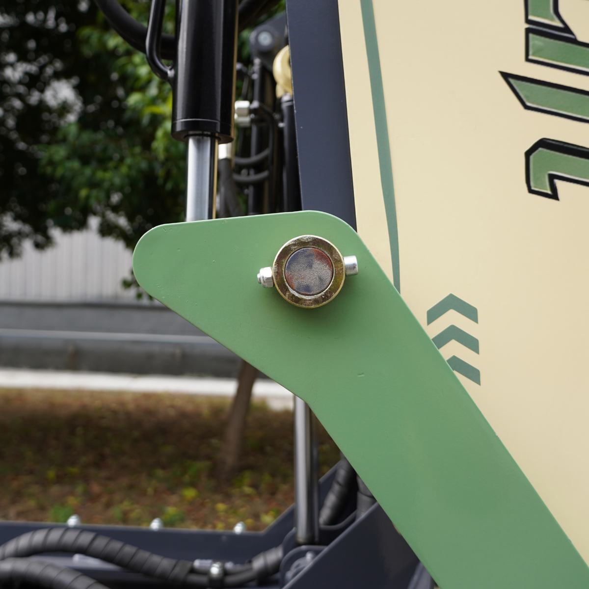 TYPHON ThunderDump Lift KONSTRUCTZ Series Compact Tracked Dumper Honda GX390, 2,205 lb Capacity