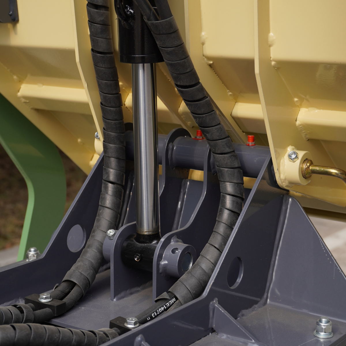 TYPHON ThunderDump Lift KONSTRUCTZ Series Compact Tracked Dumper Honda GX390, 2,205 lb Capacity
