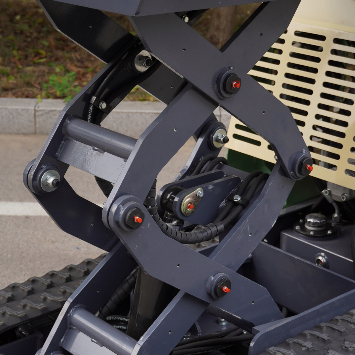 TYPHON ThunderDump Lift KONSTRUCTZ Series Compact Tracked Dumper Honda GX390, 2,205 lb Capacity