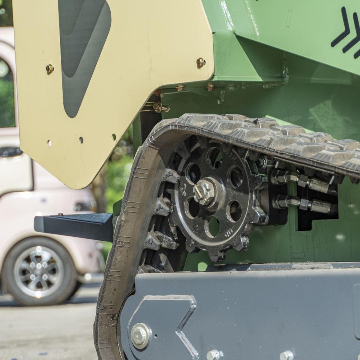 TYPHON STOMP V950 25HP Kubota Diesel Mini Skid Steer Track Loader – Konstructz Series