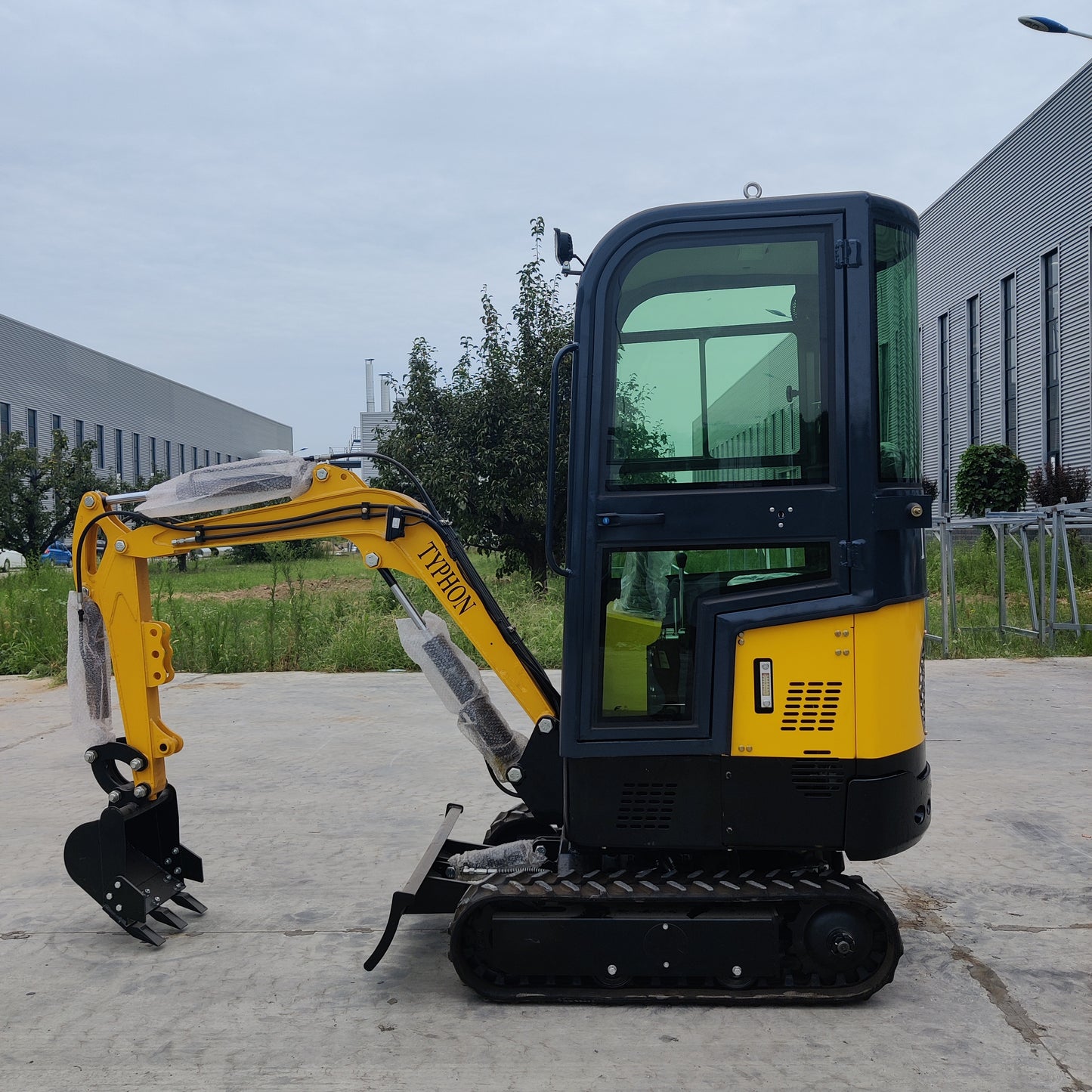 TYPHON Terror X Mini Excavator – 2,500lb Trench Digger with Cabin, 380mm Wide Bucket