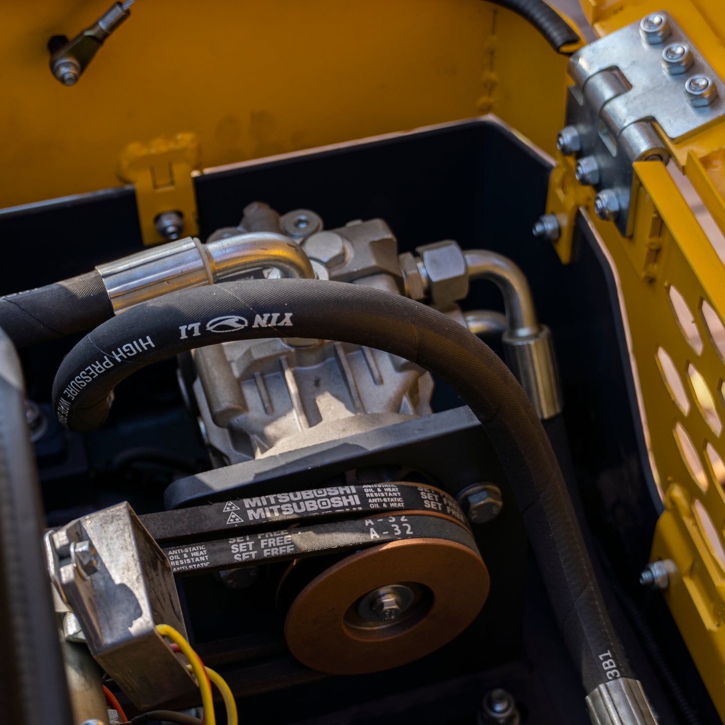 TYPHON Road Roller 10 – 1 Ton, 13.5 HP Briggs & Stratton, Hydraulic Drive, One-Key Vibration