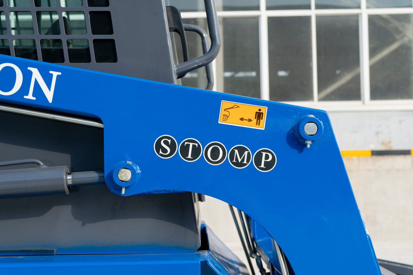 TYPHON STOMP 509 Mini Skid Steer 1.4ton with Kubota D1105  25hp  water cooled 4-Cycle Diesel engine