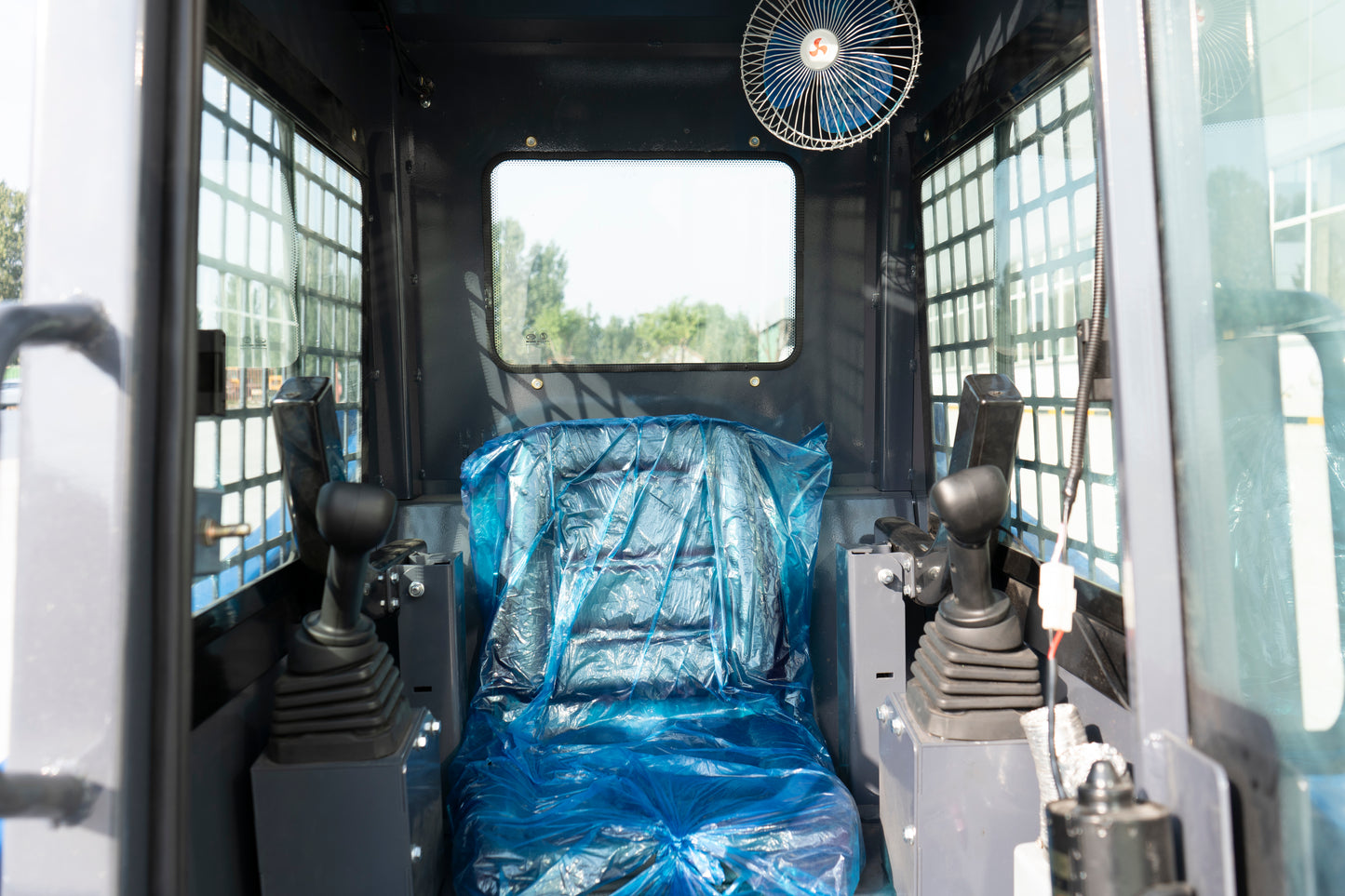 TYPHON STOMP 509 Mini Skid Steer 1.4ton with Kubota D1105  25hp  water cooled 4-Cycle Diesel engine