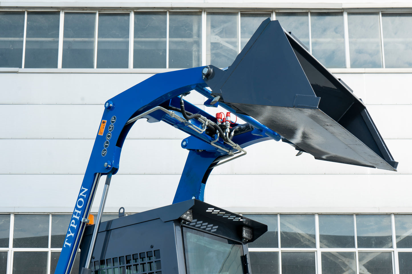 TYPHON STOMP 509 Mini Skid Steer 1.4ton with Kubota D1105  25hp  water cooled 4-Cycle Diesel engine