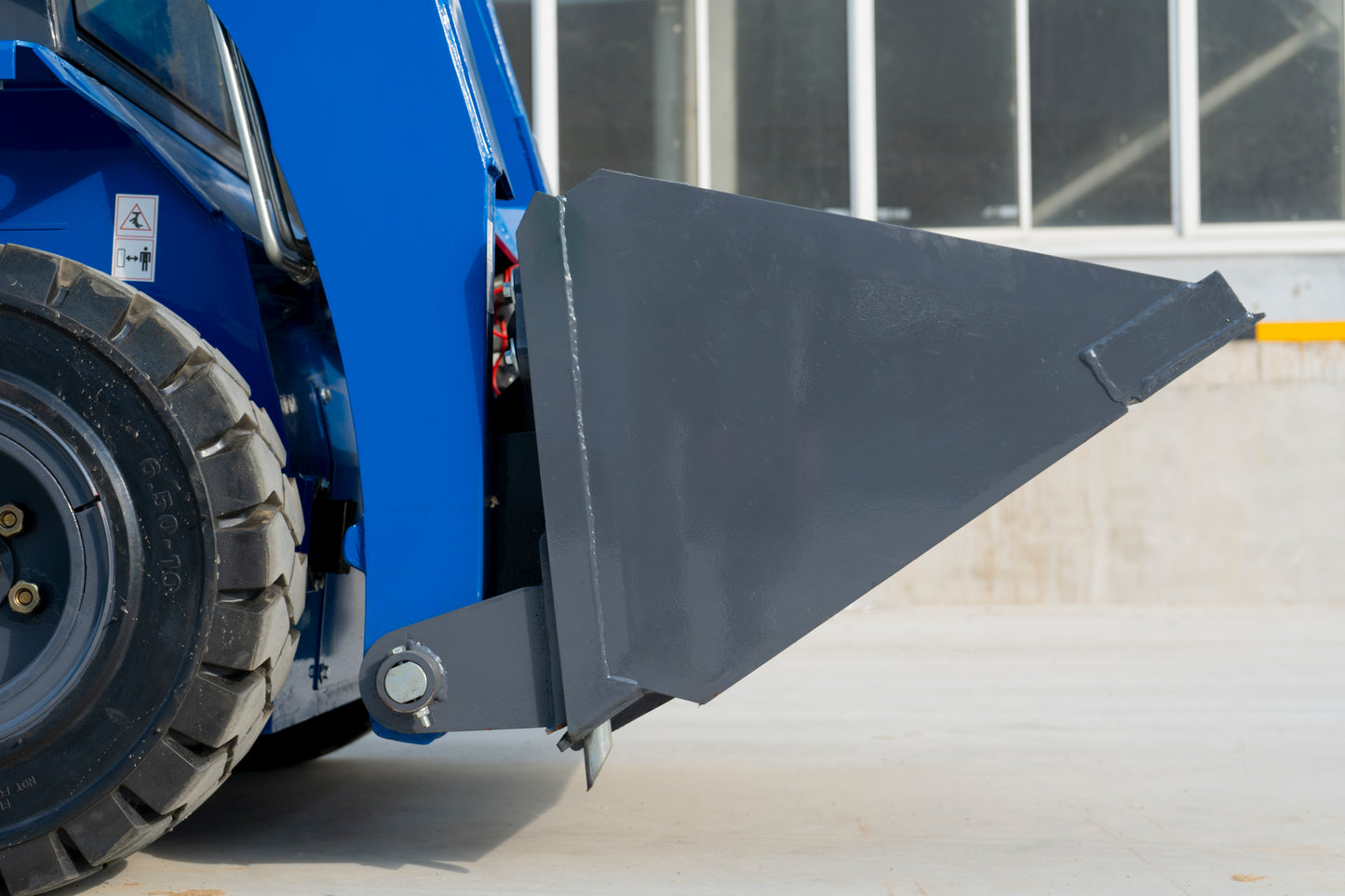 TYPHON STOMP 509 Mini Skid Steer 1.4ton with Kubota D1105  25hp  water cooled 4-Cycle Diesel engine