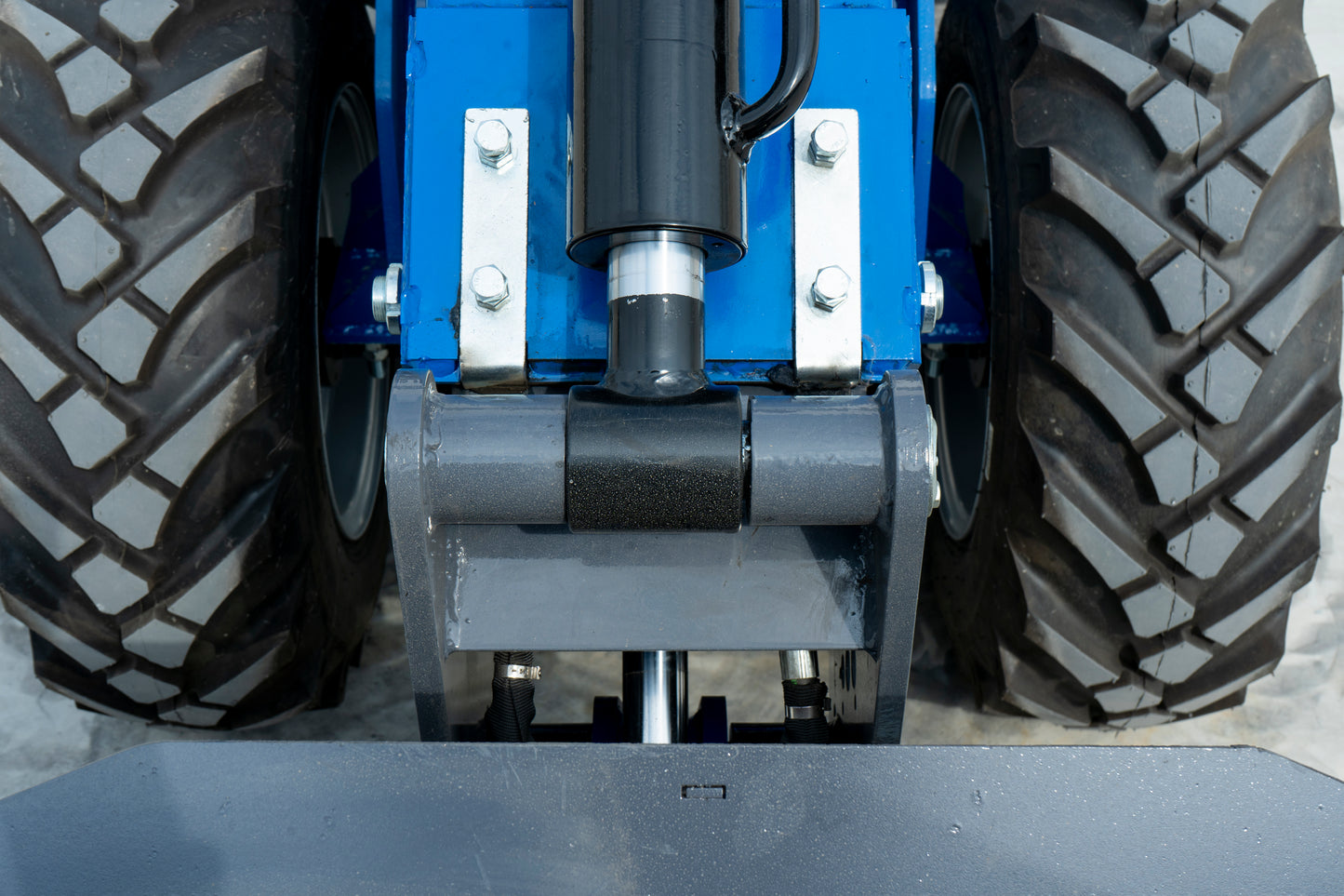 TYPHON SKOOP Wheel Loader with Kubota D1105 diesel engine 25 hp 1 ton Load USA