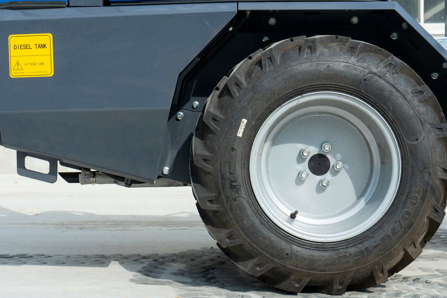 TYPHON SKOOP Wheel Loader with Kubota D1105 diesel engine 25 hp 1 ton Load USA